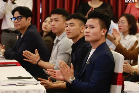 Quang Hải bảnh bao dự lễ khai giảng tại Đại học Quốc gia Hà Nội, sắp thành cử nhân ngành Quản trị Kinh doanh