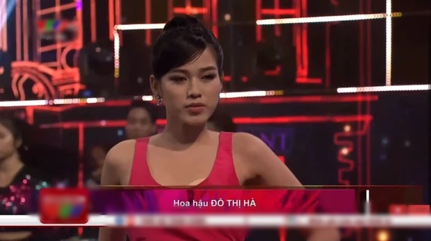 Đỗ Thị Hà lộ miếng dán ngực kém duyên trên sóng truyền hình-3