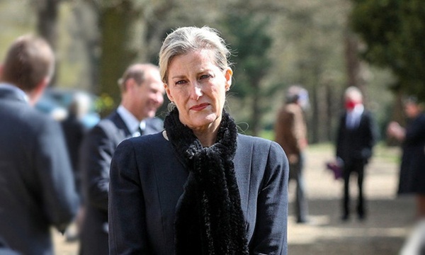 Con dâu xúc động chia sẻ về giây phút Hoàng thân Philip trút hơi thở cuối cùng, Nữ hoàng Anh lần đầu thừa nhận nỗi đau mất đi bạn đời 73 năm”-2