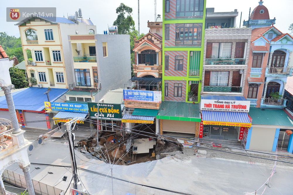 Cuộc sống đảo lộn sau 1 tuần xuất hiện hố tử thần ở Hà Nội: Công việc làm ăn bị đình trệ, con cháu phải mang đi gửi-1