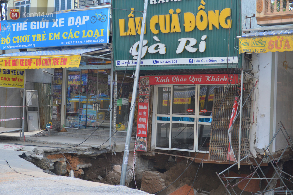 Cuộc sống đảo lộn sau 1 tuần xuất hiện hố tử thần ở Hà Nội: Công việc làm ăn bị đình trệ, con cháu phải mang đi gửi-4