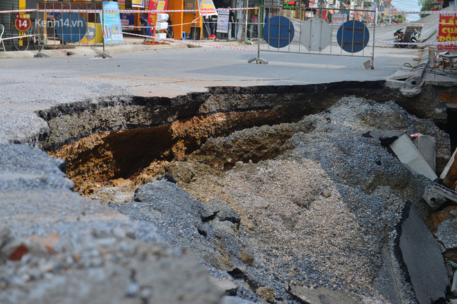 Cuộc sống đảo lộn sau 1 tuần xuất hiện hố tử thần ở Hà Nội: Công việc làm ăn bị đình trệ, con cháu phải mang đi gửi-11