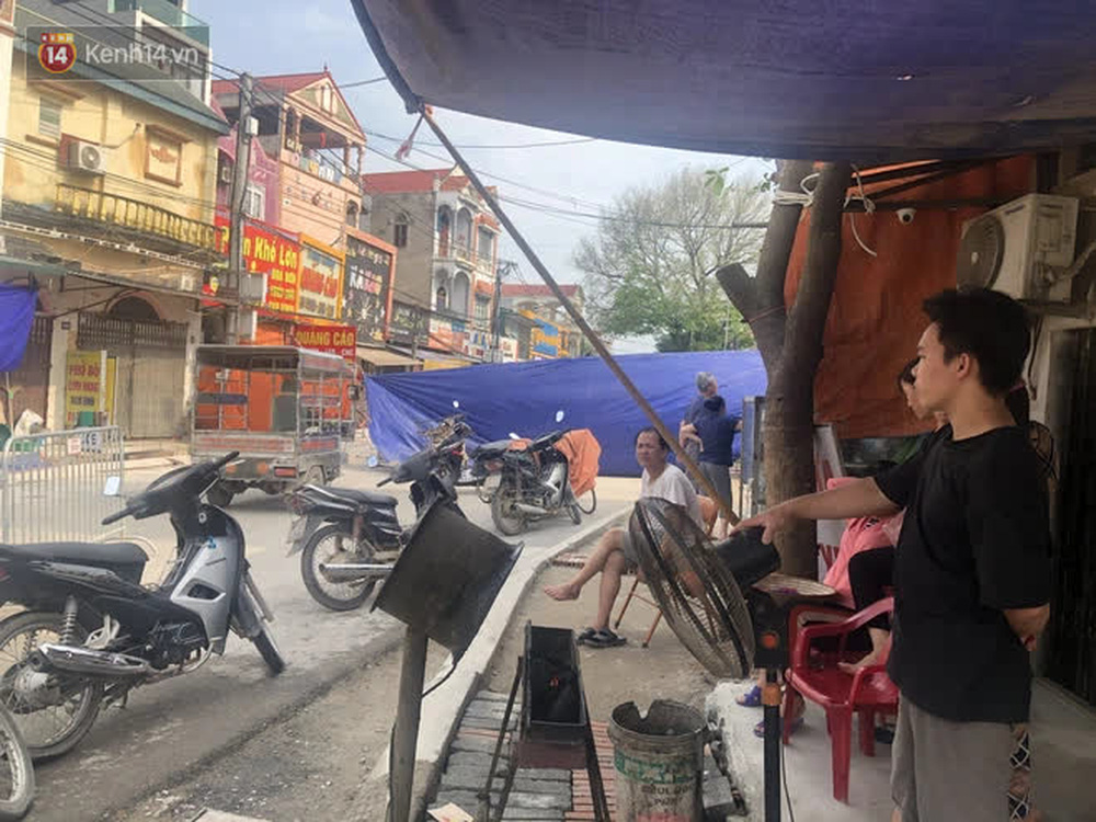 Cuộc sống đảo lộn sau 1 tuần xuất hiện hố tử thần ở Hà Nội: Công việc làm ăn bị đình trệ, con cháu phải mang đi gửi-13