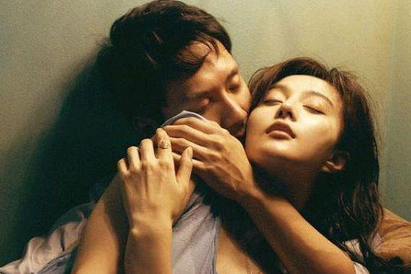 Vợ ở cữ, chồng ngủ riêng, nửa đêm thấy phòng anh sáng đèn, tôi lại gần thì bật khóc-3