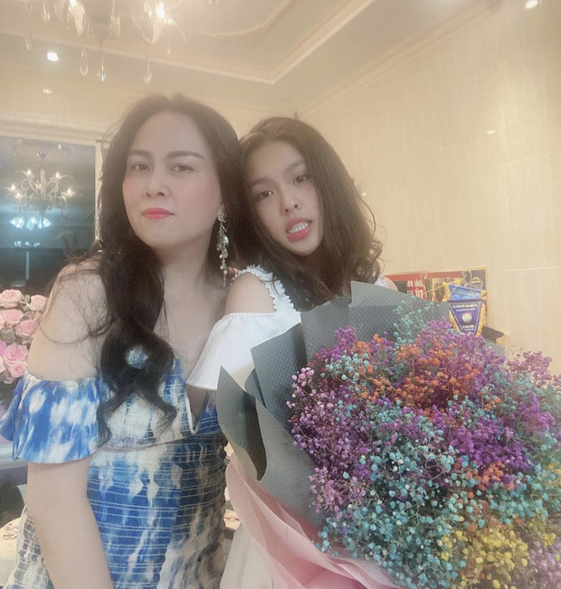 Con gái của Phượng Chanel: 18 tuổi sống sang chảnh chuẩn ái nữ nhà giàu, body nóng đến ngộp thở nhất là vòng 3-9