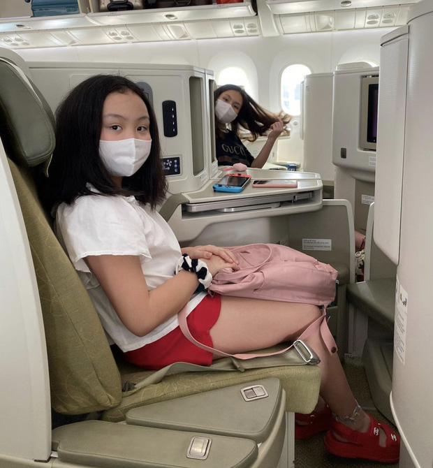 Con gái của Phượng Chanel: 18 tuổi sống sang chảnh chuẩn ái nữ nhà giàu, body nóng đến ngộp thở nhất là vòng 3-11