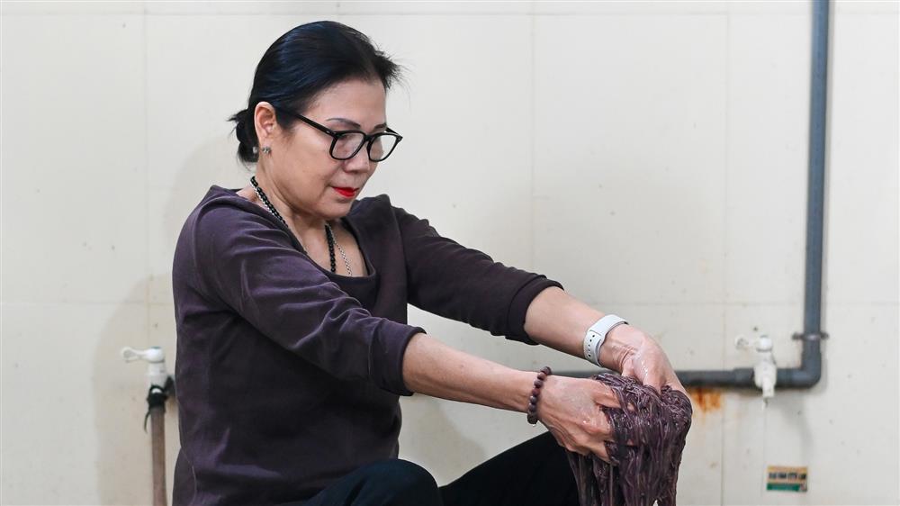 Nữ thiếu tá về hưu nuôi giun quế thu gần 6 tỷ mỗi năm-5