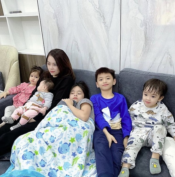 Chị đại Sam Sam khóc hờn vì không được chơi điện thoại, hot mom Hằng Túi dỗ con bằng chiêu cực đỉnh khiến team bỉm sữa vội học theo-1