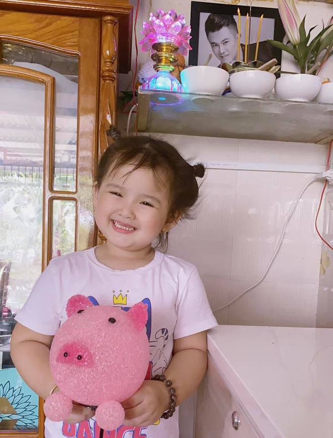 Con gái nhỏ ôm kỉ vật của Vân Quang Long, vợ 2 cầu xin một nữ ca sĩ thực hiện điều này-1