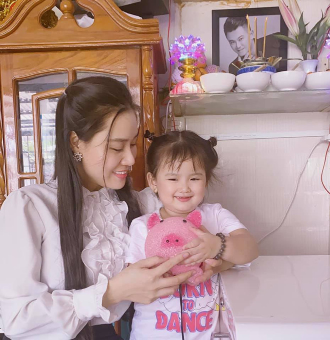 Con gái nhỏ ôm kỉ vật của Vân Quang Long, vợ 2 cầu xin một nữ ca sĩ thực hiện điều này-3