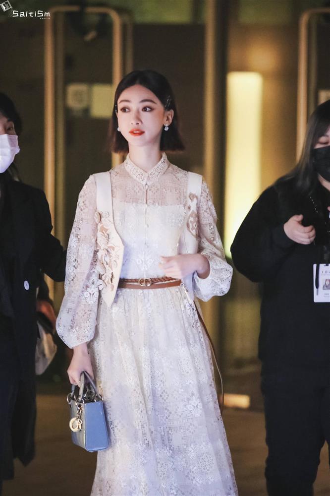 Dự show Dior, Ngô Cẩn Ngôn lấn át từ con dâu sòng bài Macau tới Chương Tử Di nhờ mái tóc ngắn kiêu kỳ và style thăng hạng-2