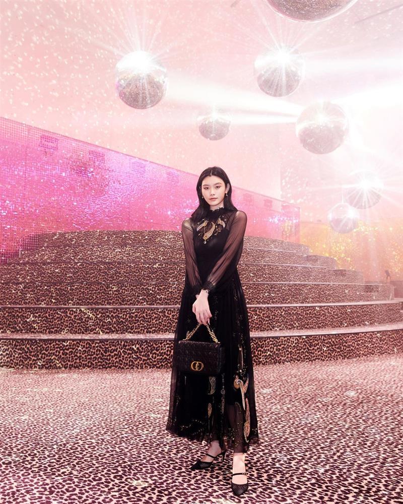 Dự show Dior, Ngô Cẩn Ngôn lấn át từ con dâu sòng bài Macau tới Chương Tử Di nhờ mái tóc ngắn kiêu kỳ và style thăng hạng-10