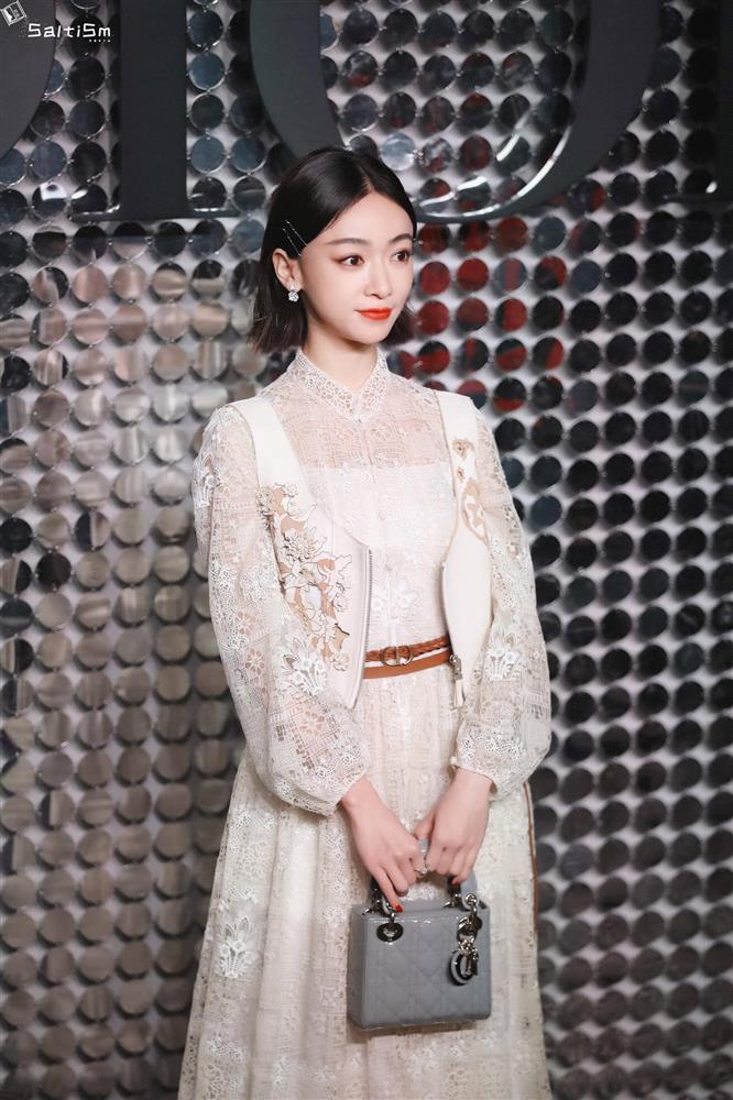 Dự show Dior, Ngô Cẩn Ngôn lấn át từ con dâu sòng bài Macau tới Chương Tử Di nhờ mái tóc ngắn kiêu kỳ và style thăng hạng-4