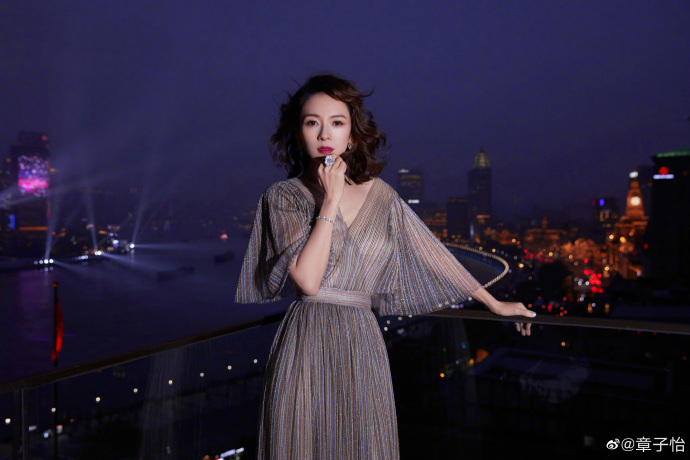 Dự show Dior, Ngô Cẩn Ngôn lấn át từ con dâu sòng bài Macau tới Chương Tử Di nhờ mái tóc ngắn kiêu kỳ và style thăng hạng-5