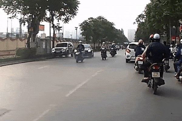 Xe tải đi ẩu, tông ngã người đi xe máy