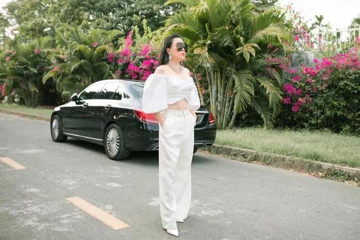 Phượng Chanel mặc croptop như gái teen khoe eo 63 cm-2