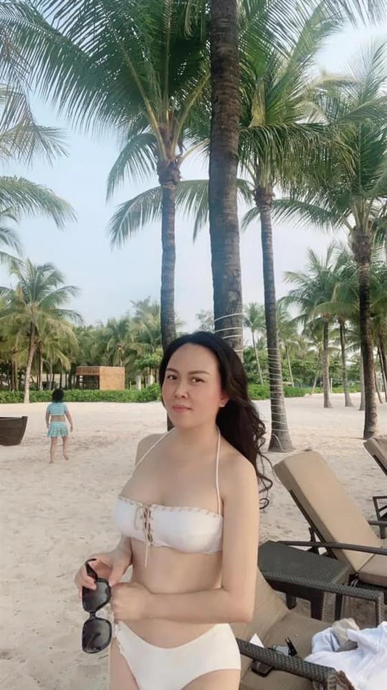 Phượng Chanel mặc croptop như gái teen khoe eo 63 cm-3