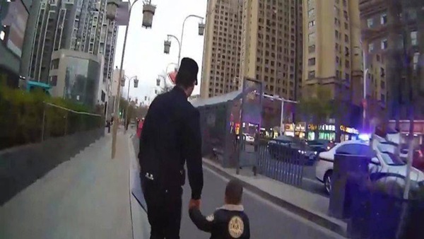 Cậu bé 3 tuổi đi thơ thẩn trên đường, cảnh sát chạy lại hỏi chuyện thì ngỡ ngàng: Lần đầu tiên gặp phải 1 đứa trẻ lạ lùng như thế!-1