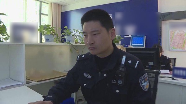 Cậu bé 3 tuổi đi thơ thẩn trên đường, cảnh sát chạy lại hỏi chuyện thì ngỡ ngàng: Lần đầu tiên gặp phải 1 đứa trẻ lạ lùng như thế!-2