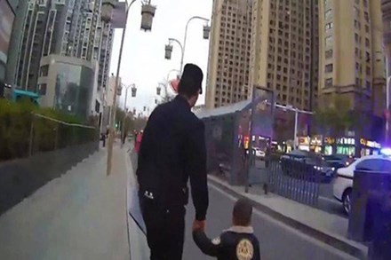 Cậu bé 3 tuổi đi thơ thẩn trên đường, cảnh sát chạy lại hỏi chuyện thì ngỡ ngàng: Lần đầu tiên gặp phải 1 đứa trẻ lạ lùng như thế!