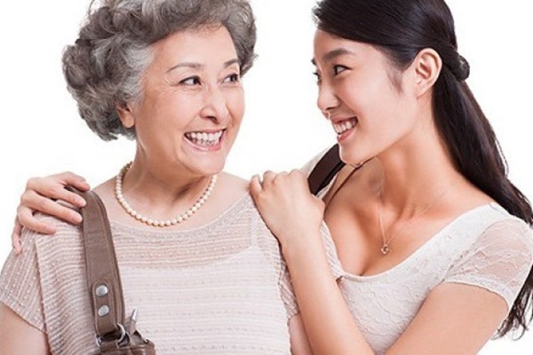 Bố chồng lên chơi nhưng đến bữa vợ lại giấu đĩa tôm để ông ăn lạc rang, tôi bức xúc lôi vợ vào phòng dạy dỗ thì mẹ gọi điện...-1