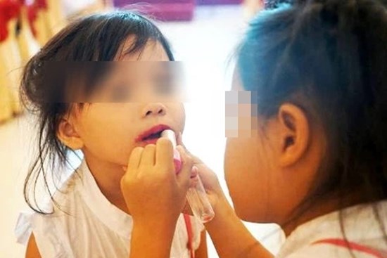 Cho trẻ đánh phấn son, sơn móng tay: Nguy cơ rối loạn nội tiết, dậy thì sớm, thậm chí là ung thư