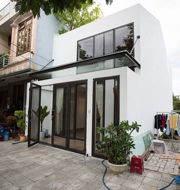 Căn nhà ống 2 tầng tràn ngập ánh sáng, khoảng vườn xanh mát giữa nhà khiến ai cũng mê mẩn-1