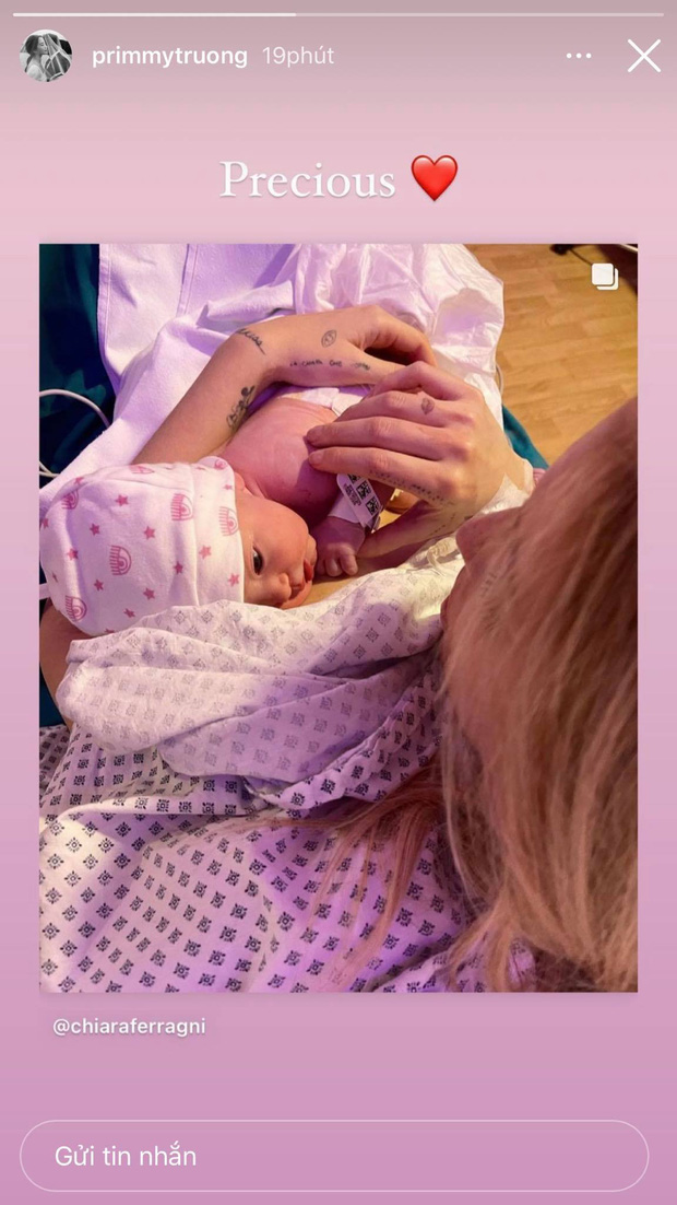 Phu nhân Tổng giám đốc Phan Thành đi chơi mảnh với hội chị em nhưng vòng tay sao cứ che bụng thế kia!-4