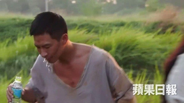 Sao nam: Người vội vàng xúc miệng sau cảnh hôn, người lấy giấy lau sau khi cầm tay bạn diễn-6