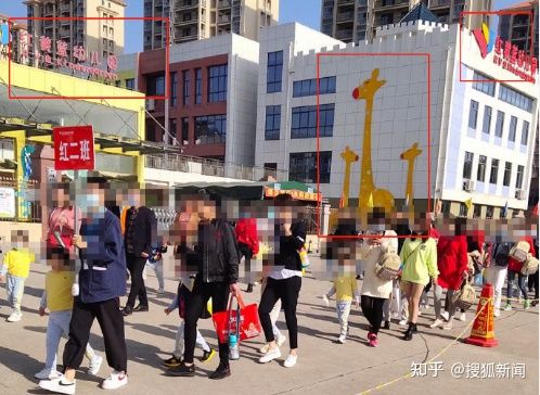 Bắt học sinh ngửi chân để rèn luyện” rồi chụp ảnh cho vui, giáo viên mầm non khiến cộng đồng mạng bức xúc, cảnh sát vào cuộc điều tra-2