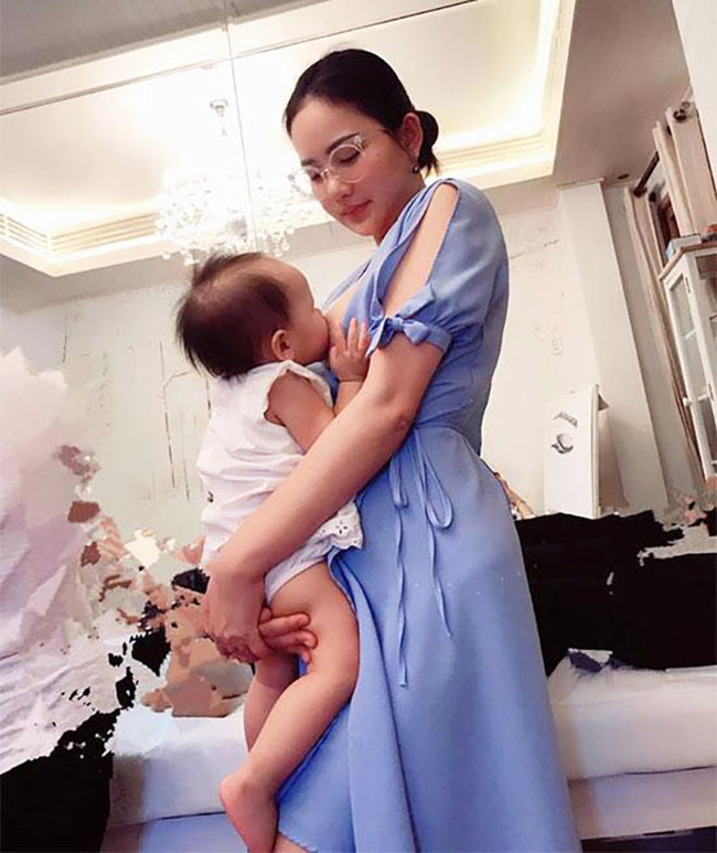 Sao Việt khoe ảnh cho con bú: Hòa Minzy nhìn rõ khổ, Huyền Baby thần thái ngút trời, Lan Phương gây choáng nhẹ vì ngực đẹp-2