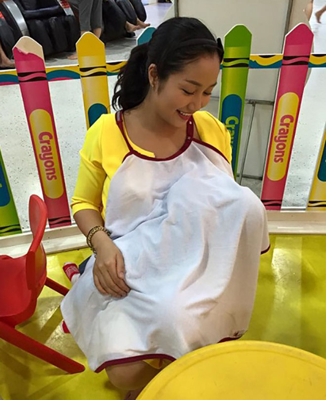 Sao Việt khoe ảnh cho con bú: Hòa Minzy nhìn rõ khổ, Huyền Baby thần thái ngút trời, Lan Phương gây choáng nhẹ vì ngực đẹp-9