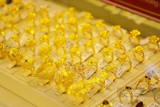 Giá vàng hôm nay 14/4: USD giảm nhanh, vàng tăng vọt