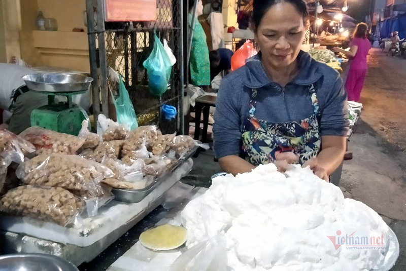 Chị em thi nhau làm bánh trôi bánh chay, sạp chợ ngày bán 2 tạ bột-3