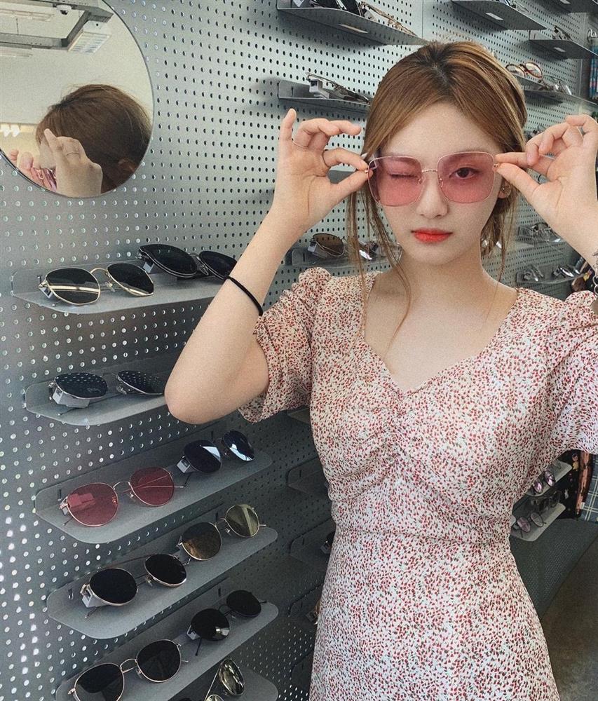 Sao Hàn đồng loạt khoác cả một rừng hoa lên người, nhìn vào biết ngay hot trend năm nay là gì!-2