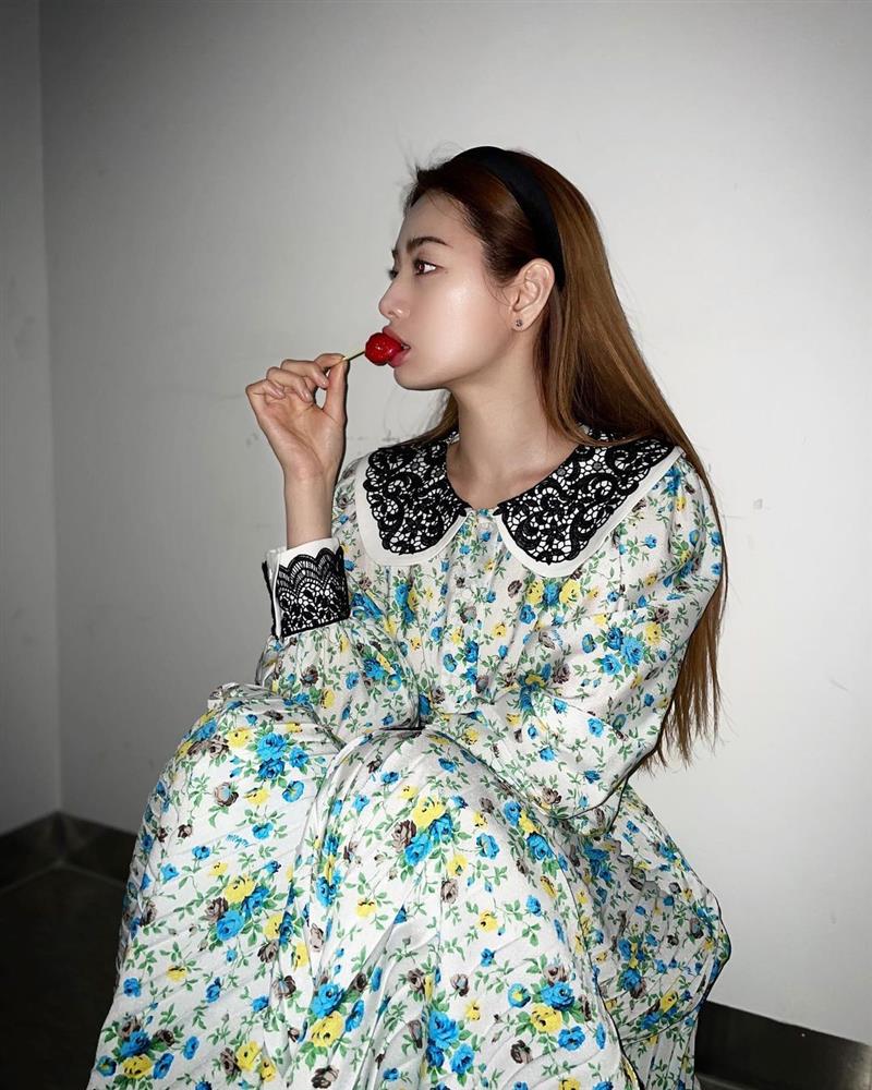 Sao Hàn đồng loạt khoác cả một rừng hoa lên người, nhìn vào biết ngay hot trend năm nay là gì!-4