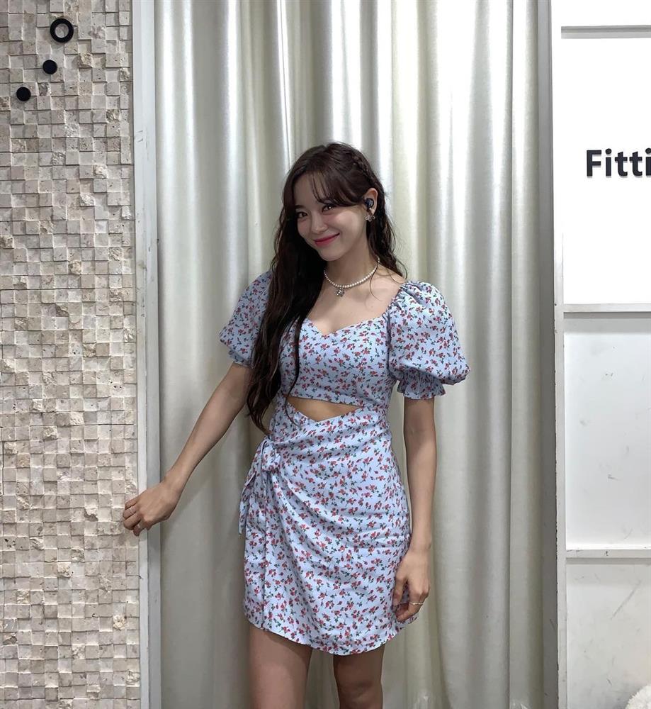 Sao Hàn đồng loạt khoác cả một rừng hoa lên người, nhìn vào biết ngay hot trend năm nay là gì!-6