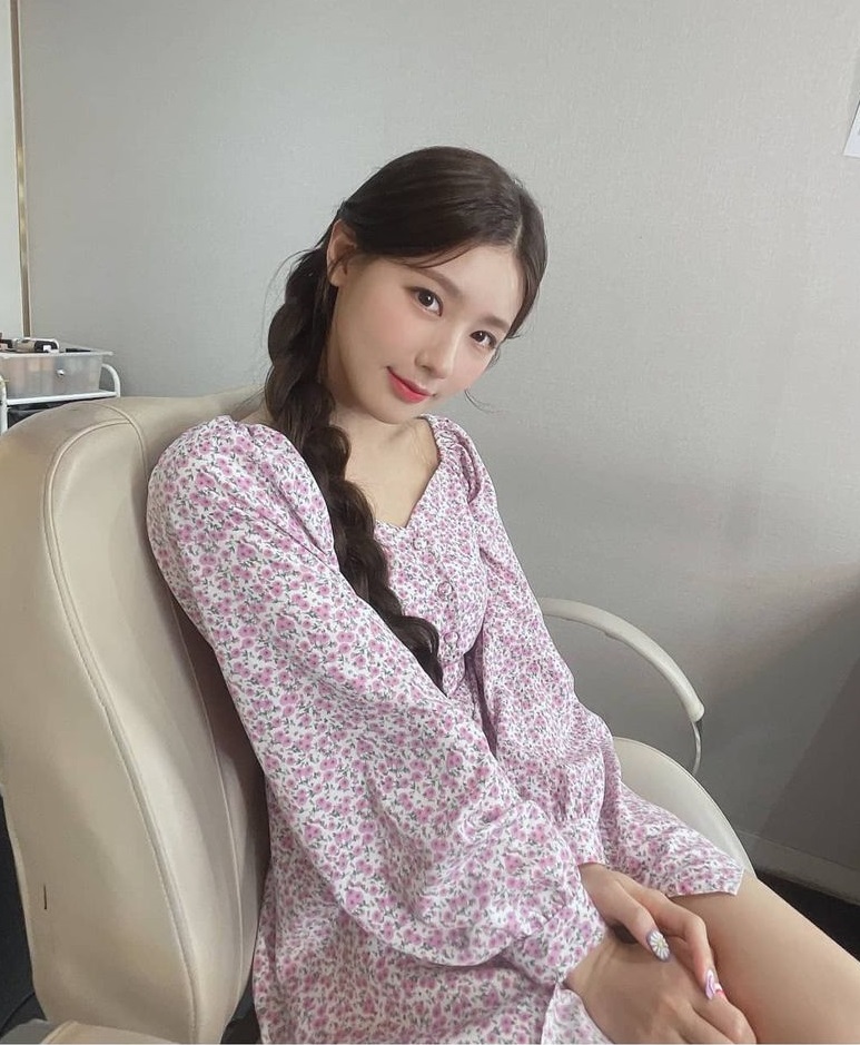 Sao Hàn đồng loạt khoác cả một rừng hoa lên người, nhìn vào biết ngay hot trend năm nay là gì!-7