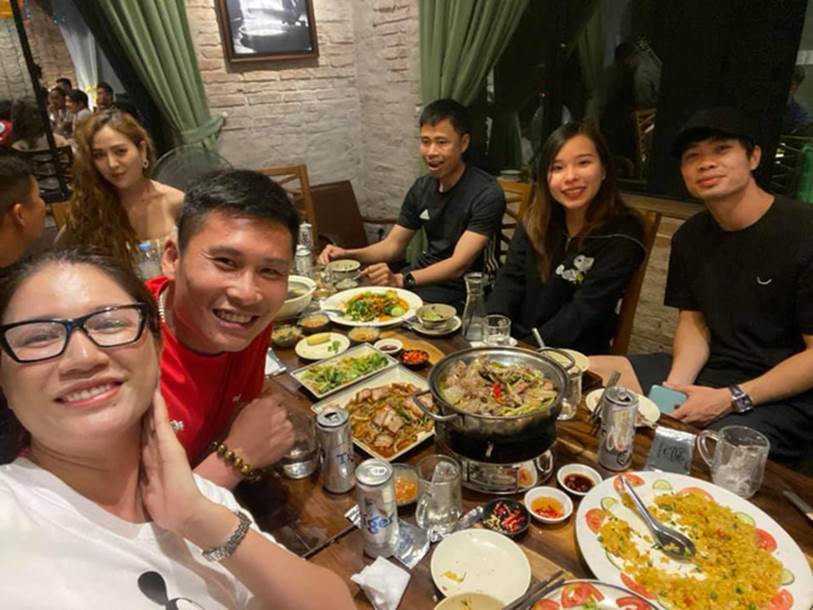 Vợ chồng Công Phượng đi ăn cùng người mẫu Trang Trần, nhan sắc Viên Minh tiếp tục là tâm điểm chú ý-1