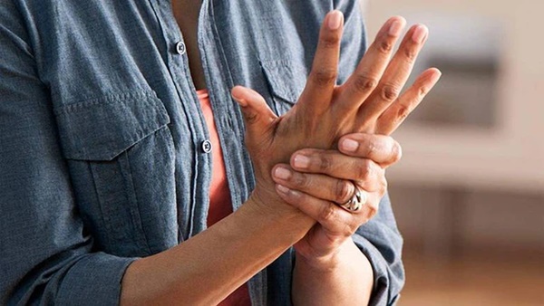 Tê tay tuy là chuyện thường nhưng hãy cẩn thận, nó cũng là dấu hiệu cảnh báo sớm của 5 loại bệnh chết người sau-1