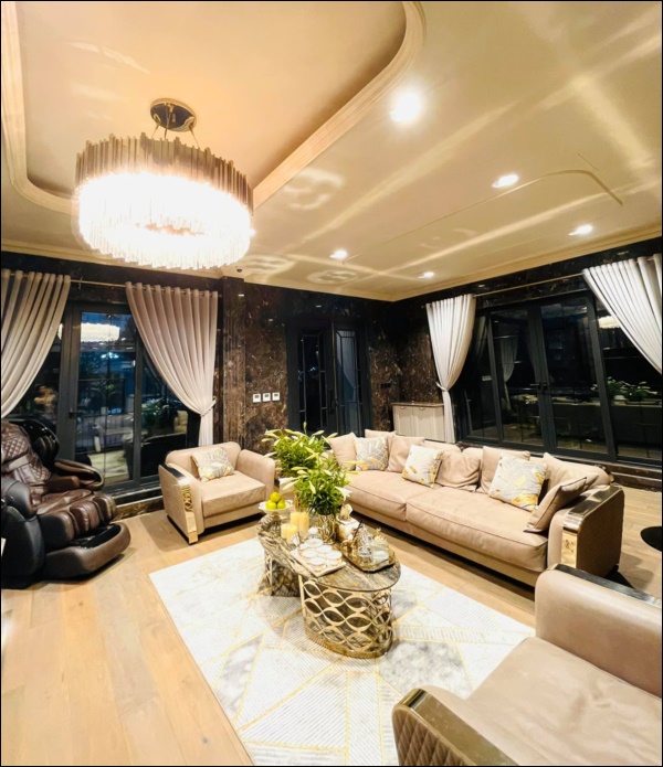 Cận cảnh không gian lộng lẫy mùa hoa loa kèn trong biệt thự triệu đô ven sông của Lã Thanh Huyền-3