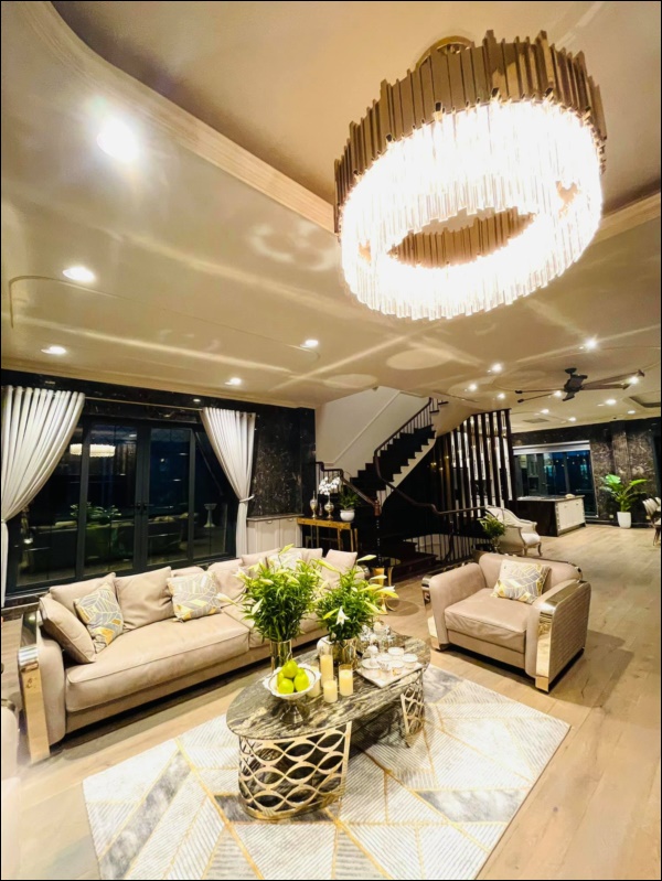 Cận cảnh không gian lộng lẫy mùa hoa loa kèn trong biệt thự triệu đô ven sông của Lã Thanh Huyền-4