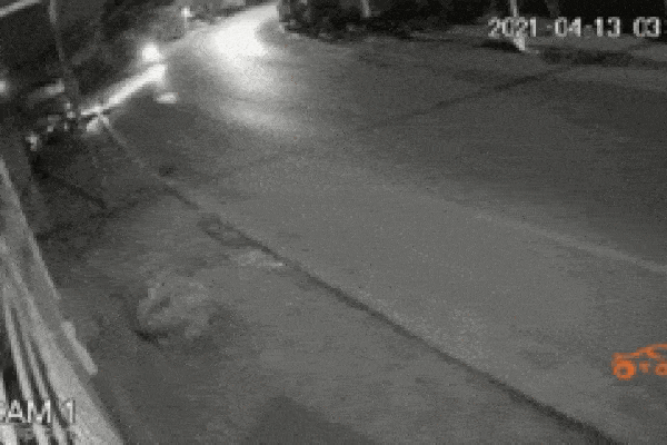 Vào cua tốc độ cao, nam thanh niên lao lên vỉa hè rồi bay lên cao khiến người xem thất kinh