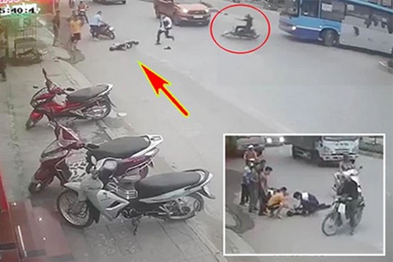 Tông mạnh vào xe buýt đang quay đầu, nam thanh niên ngã ra giữa đường nằm co giật khiến nhiều người hoảng sợ