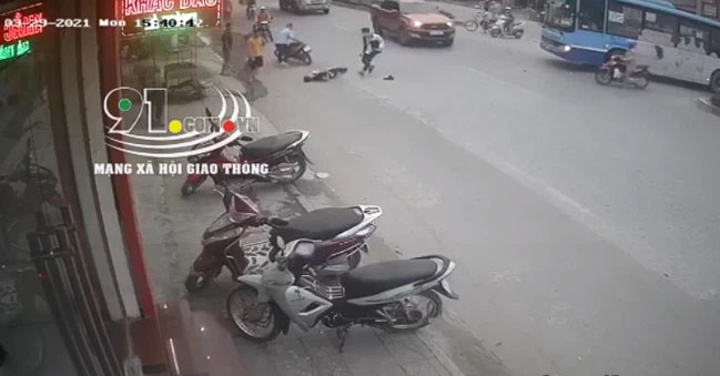 Tông mạnh vào xe buýt đang quay đầu, nam thanh niên ngã ra giữa đường nằm co giật khiến nhiều người hoảng sợ-1