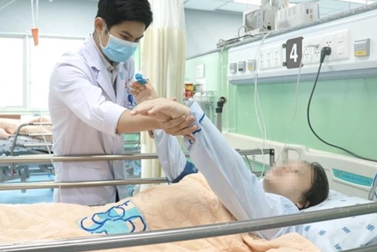 Đang ăn tối thì bất ngờ méo miệng liệt người, sản phụ sắp sinh cùng con trong bụng lâm nguy vì căn bệnh hiểm