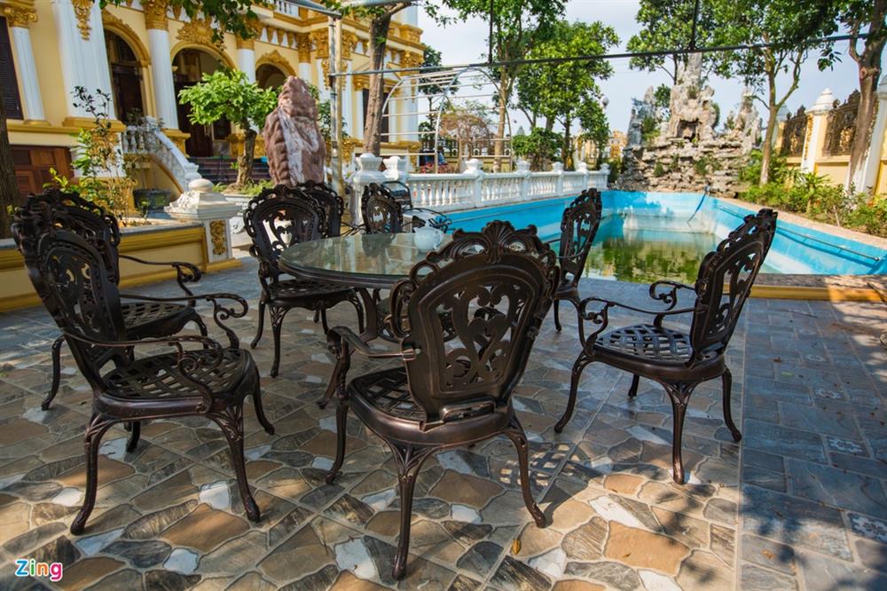 Bên trong tòa lâu đài màu vàng tự thiết kế của ông chủ lò gạch-7