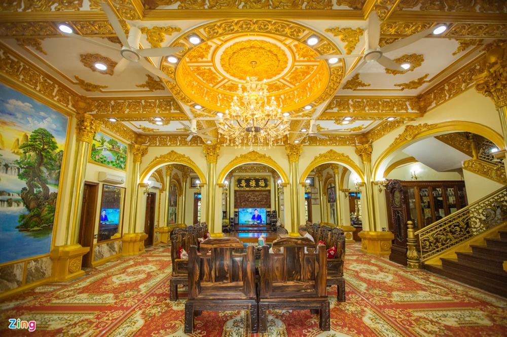 Bên trong tòa lâu đài màu vàng tự thiết kế của ông chủ lò gạch-8