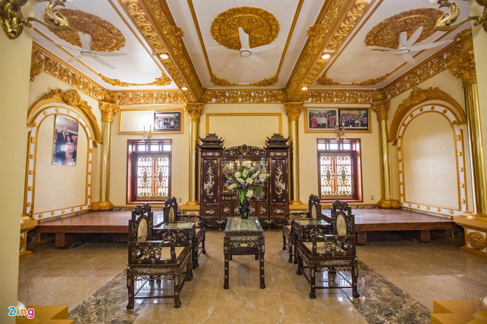 Bên trong tòa lâu đài màu vàng tự thiết kế của ông chủ lò gạch-9