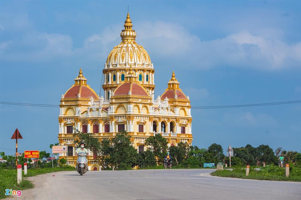 Bên trong tòa lâu đài màu vàng tự thiết kế của ông chủ lò gạch-15